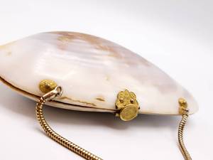 lot 33 image: Antique Shell Purse Brass & Fabric