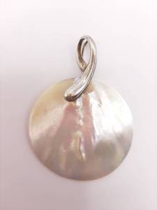 lot 28 image: Glimmering Silver Shell and Sterling Silver Estate Pendant