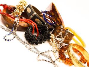 lot 85 image: Vintage Jewelry Group Bakelite, Pearls, Rhinestones, etc.