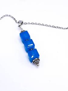 lot 92 image: Lovely Blue Estate Necklace in Sterling Silver