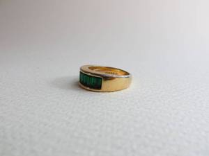 lot 4 image: GORGEOUS 18KGE Gold Ring with Green Stones