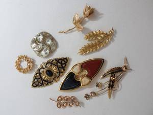 lot 31 image: 8 VINTAGE Brooches