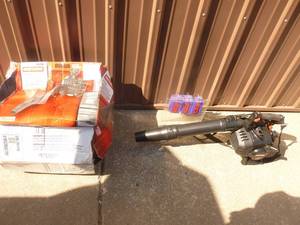 lot 3 image: Craftsman 2 cycle blowervacuum with accessories. Nearly new. Tested & works. As shown.