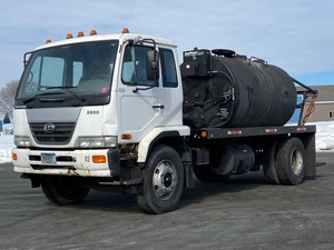 2007 Nissan UD-3300 Sealcoat Tanker (LOW MILEAGE)