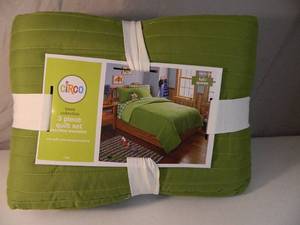 New Circo FullQueen 3 Piece Quilt Set