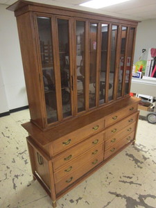 lot 107 image: HICKORY FURNITURE HUTCHBUFFET CHINA CABINET