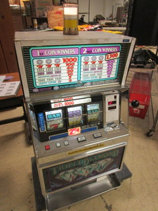 lot 122 image: SLOT MACHINE