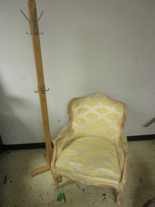 lot 139 image: DECORATIVE ACCENT CHAIR, COAT RACK