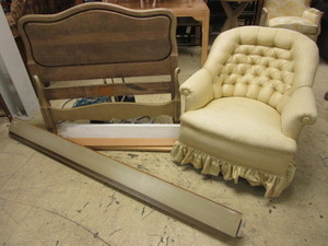 lot 141 image: ACCENT CHAIR, WOOD TWIN BED