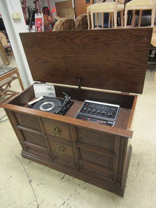 lot 142 image: ZENITH SOLID-STATE CONSOLE STEREO