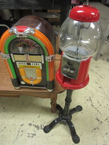 lot 162 image: VINTAGE-STYLE GUMBALL MACHINE, CROSLEY RETRO JUKEBOX RADIO