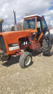 lot 1 image: 1978 7000 Allis Chalmers 2WD Tractor