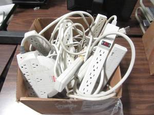 lot 31 image: Box of 8 Power Strips