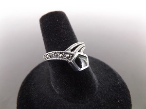 lot 44 image: .925 Sterling Silver Art Nouveau Inlayed Black Onyx Ring Size 7