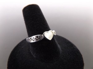 lot 46 image: .925 Sterling Silver Inlayed Mother of Pearl Ring Size 8.5