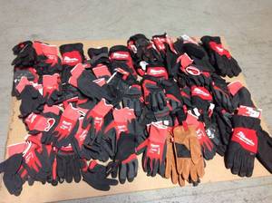 lot 18 image: Lot of Milwaukee gloves costumer returns mixed sizes
