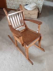 lot 2 image: Vintage Childs Rocker 27