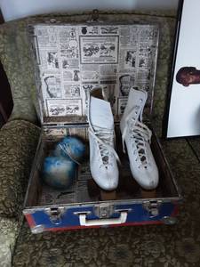 lot 27 image: Roller Skates Size 8 With Skate Case