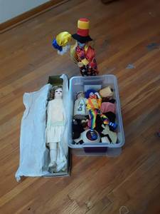 lot 38 image: Lot Of Dolls, Figurines, Musical Animated Clown