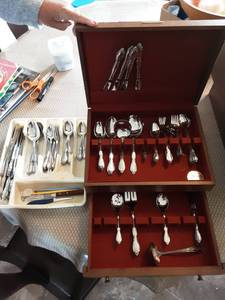lot 59 image: Onieda Flatware With Chest