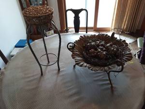 lot 72 image: Small MetalWicker Stand, Metal Centerpiece
