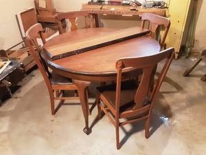 lot 99 image: 48 Round Table On Casters, 2-Leaves, 4-Chairs U-Haul