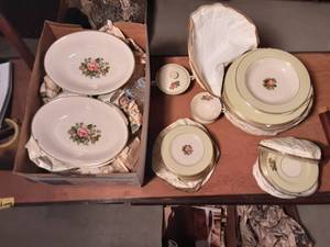 lot 111 image: 2-Boxes Fine Arts China-Romance Rose