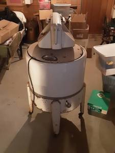 lot 123 image: Old Wringer Washer