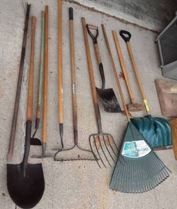 lot 140 image: 11 Piece Lawn Implements