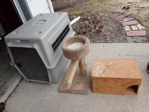 lot 142 image: Large Kennel, Cat Perch, Cat House
