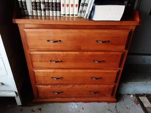 lot 162 image: Changing Table 4-Drawer Dresser 37x18x40