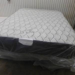 Brand New Sealy Response Performance Attendance Plush Pillowtop Queen Mattress