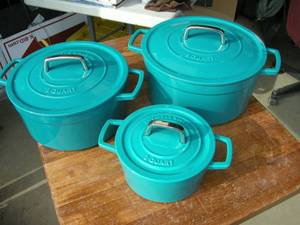 lot 29 image: Martha Stewart EnamelCast Pot Set
