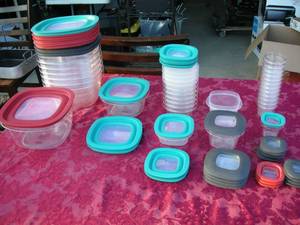 lot 75 image: Rubbermaid Storage Containers