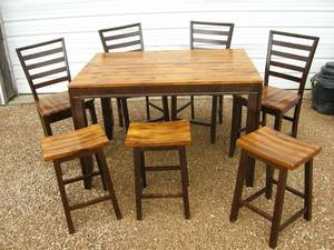 lot 5 image: Kitchen Table and Chairs Set