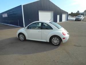 lot 2 image: 2002 Volkswagen New Beetle