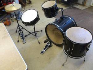 lot 1 image: Drum Set