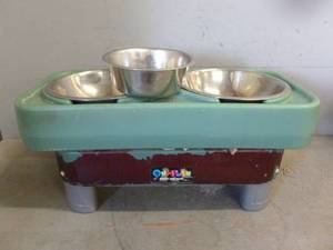 lot 7 image: Dog Feeder