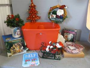 lot 16 image: Christmas Items