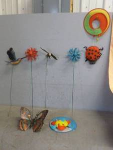 lot 43 image: Yard Decorations