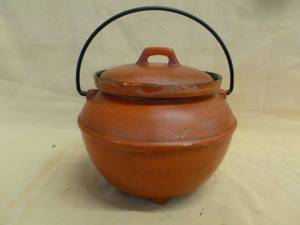 lot 44 image: Bean Pot