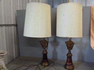 lot 76 image: Vintage End Table Lamp