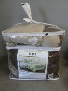 lot 107 image: Queen Comforter