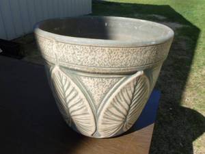 lot 208 image: Large Planter