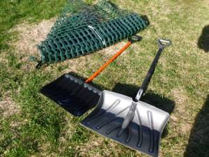 lot 213 image: Snow Shovels