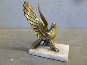 lot 222 image: Mantle Decoration