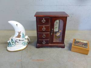 lot 226 image: Jewelry Box