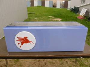 lot 370 image: Mobil Station Lightup Sign