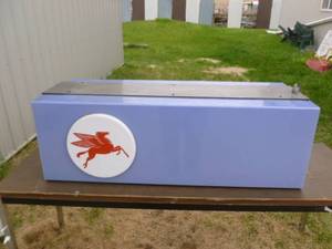 lot 371 image: Mobil Station Lightup Sign