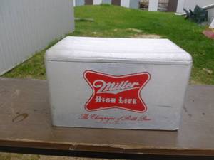 lot 372 image: Vintage Miller Cooler